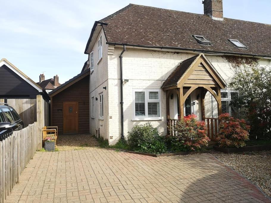 Stylish Apartment In Horsham With Parking And Own Entrance 外观 照片