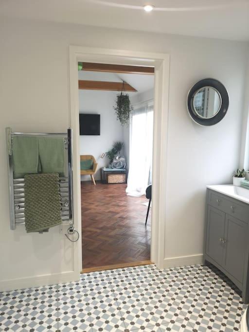 Stylish Apartment In Horsham With Parking And Own Entrance 外观 照片